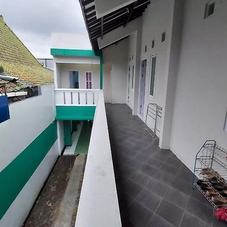 Отель Oyo 90766 Gardenia Boarding House Пурвокерто Экстерьер фото